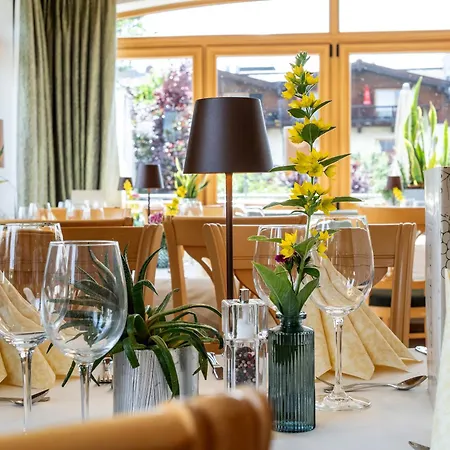 מלון Alpen Glueck Kirchberger Hof 4*