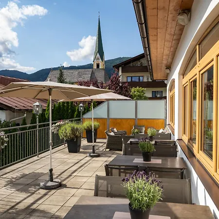 מלון Alpen Glueck Kirchberger Hof 4*