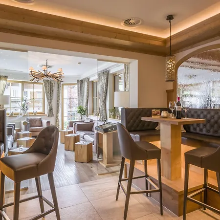 מלון Alpen Glueck Kirchberger Hof 4*