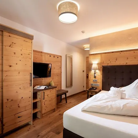 ホテル Alpen Glueck Kirchberger Hof 4*